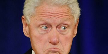 В Интернет попали кадры со счастливым Биллом Клинтоном, рассматривающим фото с острова Эпштейна