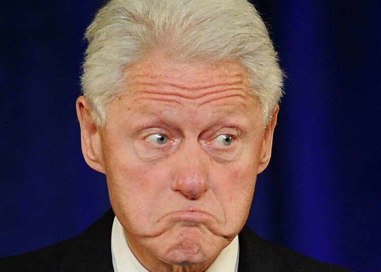 В Интернет попали кадры со счастливым Биллом Клинтоном, рассматривающим фото с острова Эпштейна