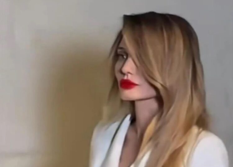 Поклонники уверены, что Анджелина Джоли попала к очень плохому пластическому хирургу