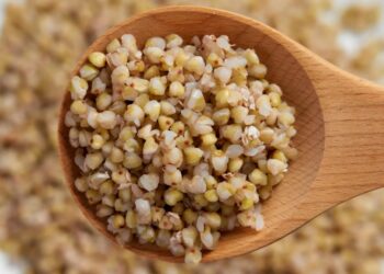 Жители Киева раскупили в магазинах дефицитную гречку