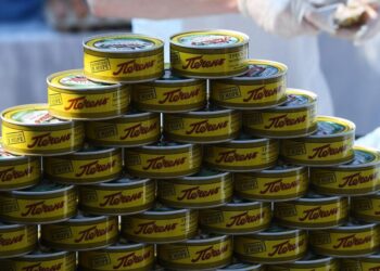 Опытный медик рассказал, нужно ли мыть банки с консервами перед употреблением