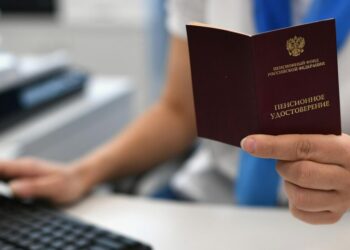 В марте россияне будут получать пенсии и зарплаты по измененному графику