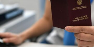 В марте россияне будут получать пенсии и зарплаты по измененному графику