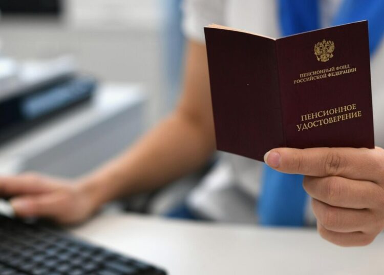 В марте россияне будут получать пенсии и зарплаты по измененному графику