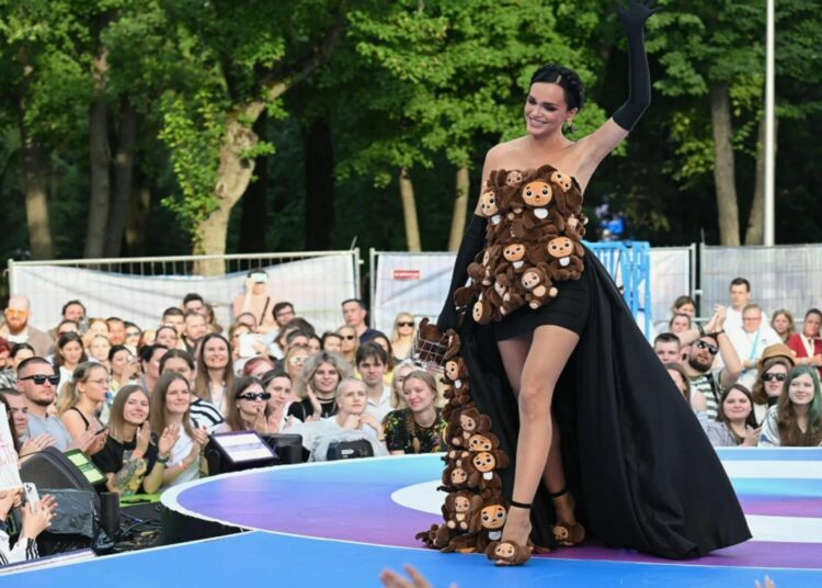 «Я — артистка, а вы — никто»: неадекватная Слава устроила скандал со зрителями