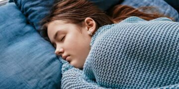 Опытный врач назвал заболевания, о которых может свидетельствовать слюна на подушке