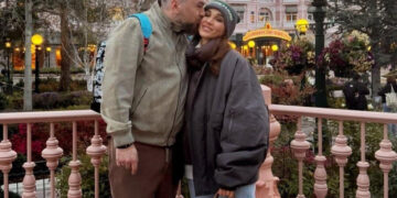 Телеведущая Анфиса Чехова взяла в Париж бывшую жену мужа