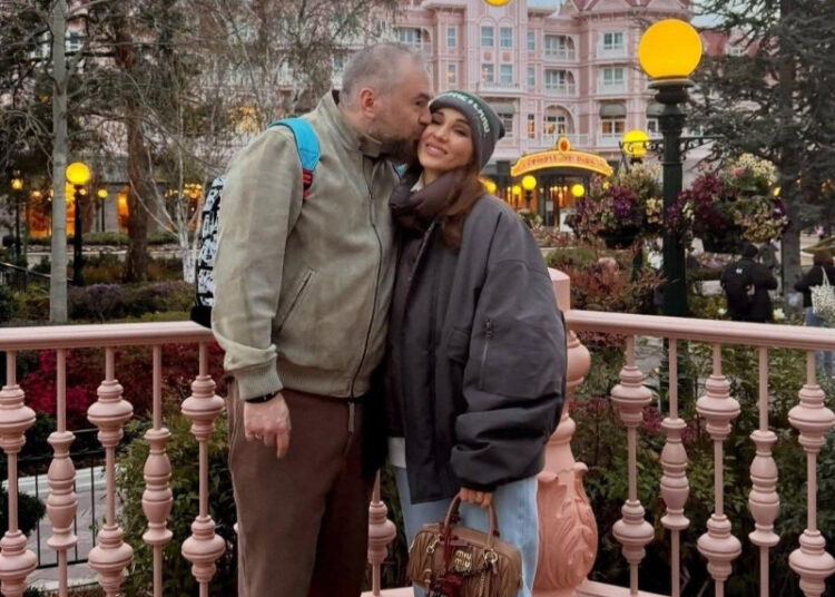 Телеведущая Анфиса Чехова взяла в Париж бывшую жену мужа