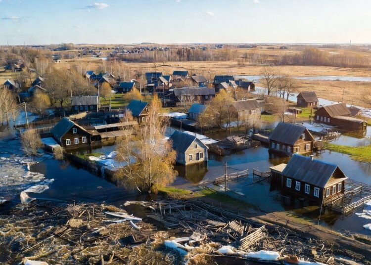 Рекордно теплая весна спровоцировала паводки в России: самая сложная ситуация — в Центральной России и на Алтае