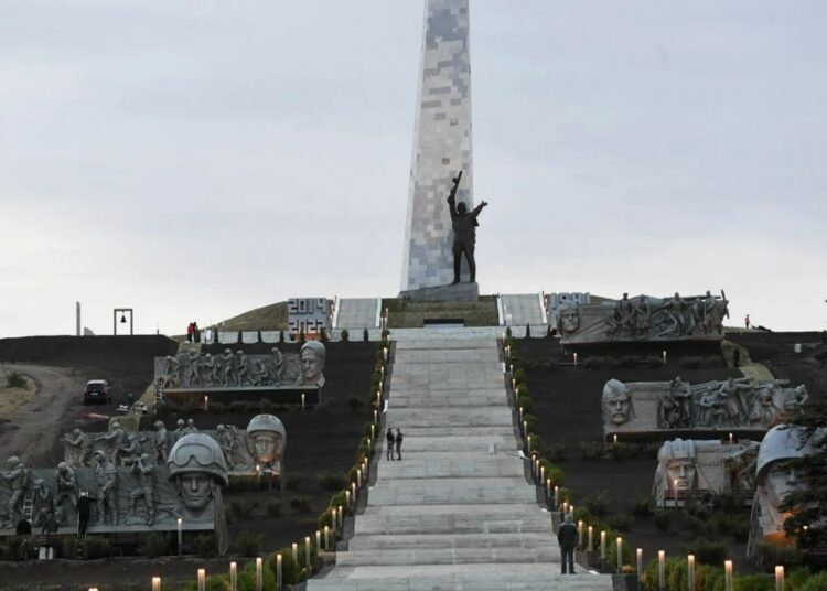 Киев хочет «перекрасить или продать» Донбасс, лишь бы он не достался России