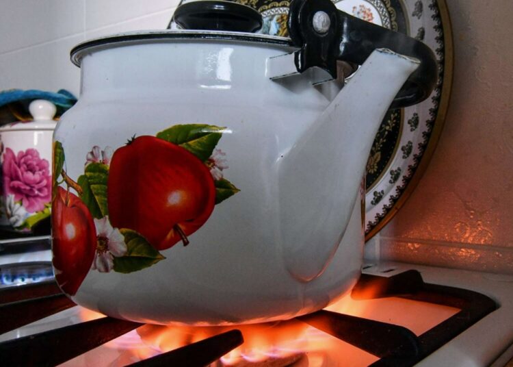 Опытный врач поставил точку в споре о том, можно ли дважды кипятить воду