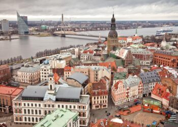 В Латвии детям фактически запретили говорить по-русски на территориях школ