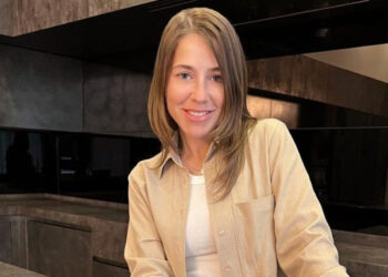 Юлия Барановская помогает в монастыре: моет полы и убирает свечи