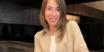 Юлия Барановская помогает в монастыре: моет полы и убирает свечи