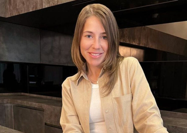 Юлия Барановская помогает в монастыре: моет полы и убирает свечи