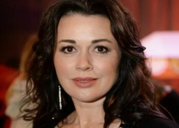 Что-то шептал и тихо плакал: в день рождения Анастасии Заворотнюк вдовца Петра Чернышева увидели на кладбище