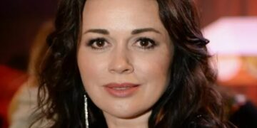 Что-то шептал и тихо плакал: в день рождения Анастасии Заворотнюк вдовца Петра Чернышева увидели на кладбище