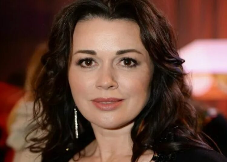 Что-то шептал и тихо плакал: в день рождения Анастасии Заворотнюк вдовца Петра Чернышева увидели на кладбище