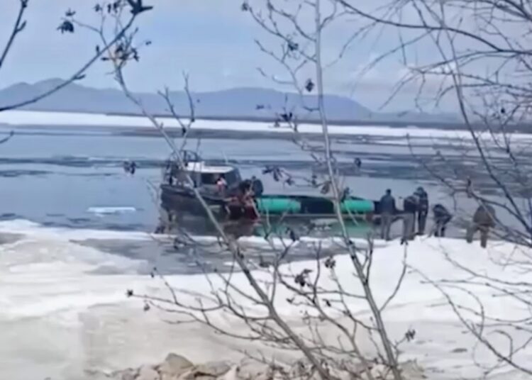 На Байкале лед только тает: в страшной катастрофе погибли четверо туристов