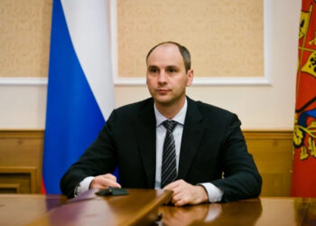 Неадекват пытался накинуться на губернатора Свердловской области в Екатеринбурге