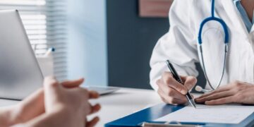Пассажиров лайнера с хантавирусом разыскивают по всему миру