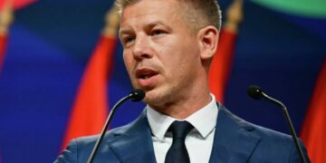 Новый глава Венгрии зачем-то обратился к людям из туалета