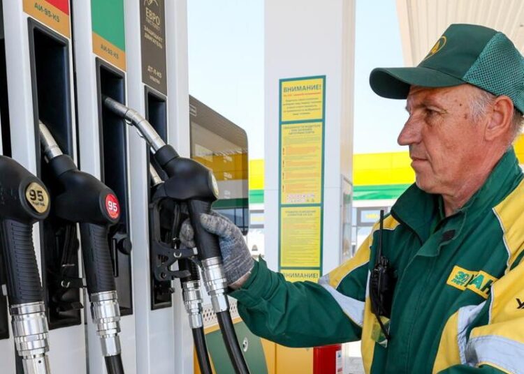 Бензин начали продавать по талонам: обстановка в Крыму