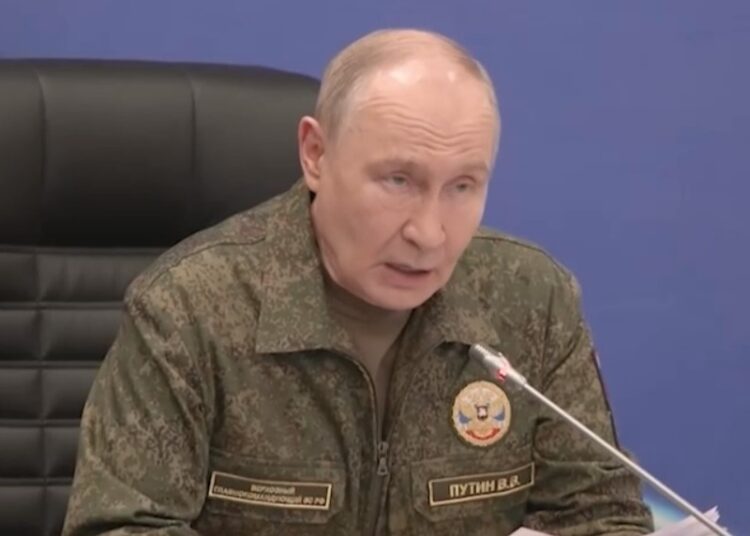 Появление Путина в военной форме вызвало реакцию на Западе