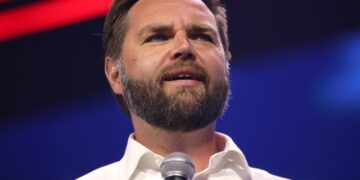 «Обороняться — единственный выход»: Вэнс дал совет Украине