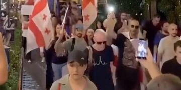 Грузины требуют отпустить мужчину, сломавшего нос россиянке: в Тбилиси прошло шествие в его поддержку