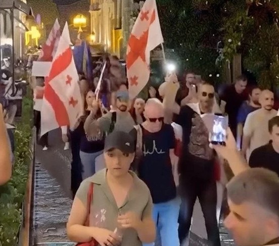 Грузины требуют отпустить мужчину, сломавшего нос россиянке: в Тбилиси прошло шествие в его поддержку