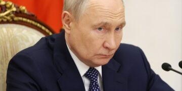Путин потребовал ускорить решение проблем с дефицитом топлива