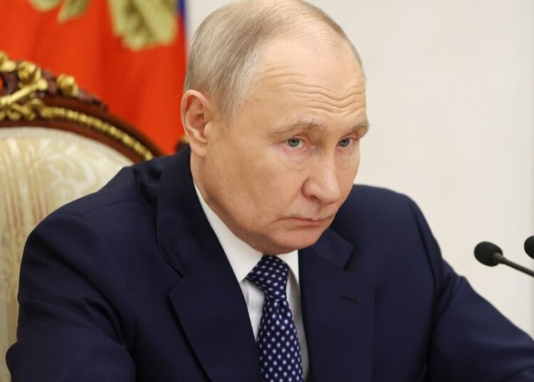 Путин потребовал ускорить решение проблем с дефицитом топлива