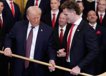 В США рассказали о реакции Трампа на «подаренную» Путиным хоккейную шайбу