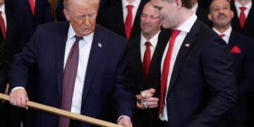 В США рассказали о реакции Трампа на «подаренную» Путиным хоккейную шайбу