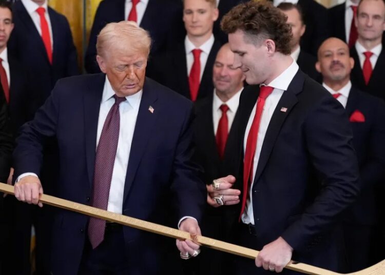 В США рассказали о реакции Трампа на «подаренную» Путиным хоккейную шайбу