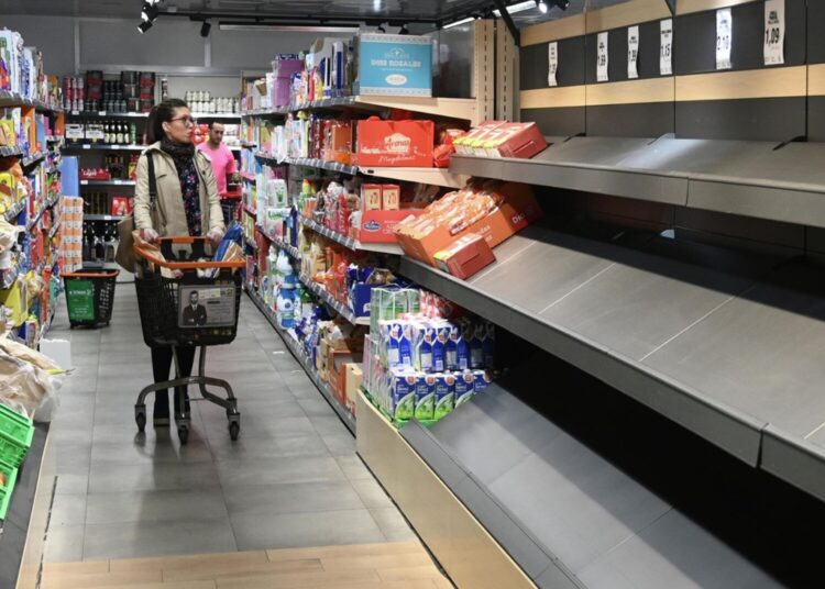 Россиянам стоит ждать пропажи популярных дешевых продуктов с полок магазинов уже в июле