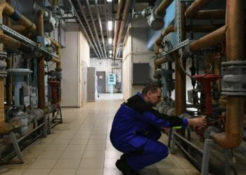 Россиянам напомнили, что управляющая компания должна делать за свой счет