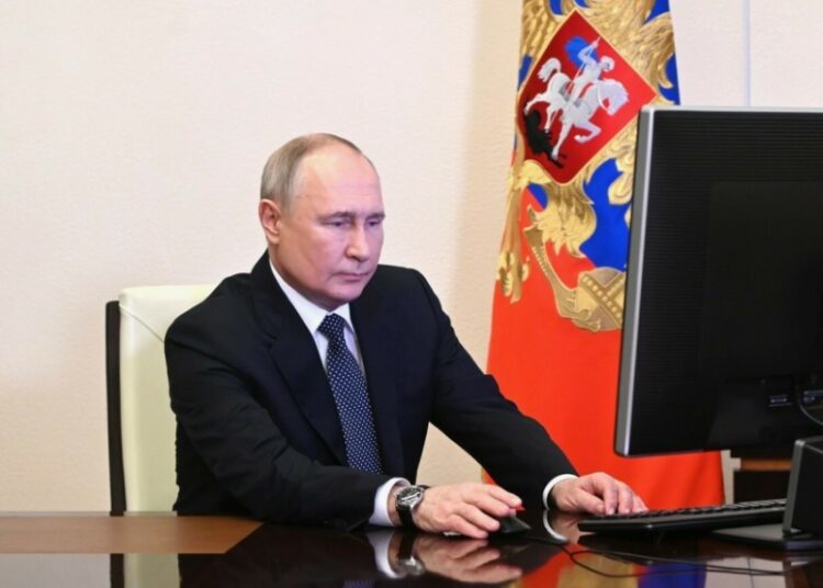 В Кремле отреагировали на слухи о «пиратской» версии Windows на компьютере Путина