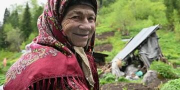 Сибирскую отшельницу Агафью Лыкову чуть не задрал голодный медведь
