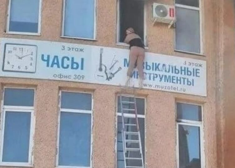 Пожар в ТЦ Стерлитамака: уже четверо погибших, люди прыгали из окон